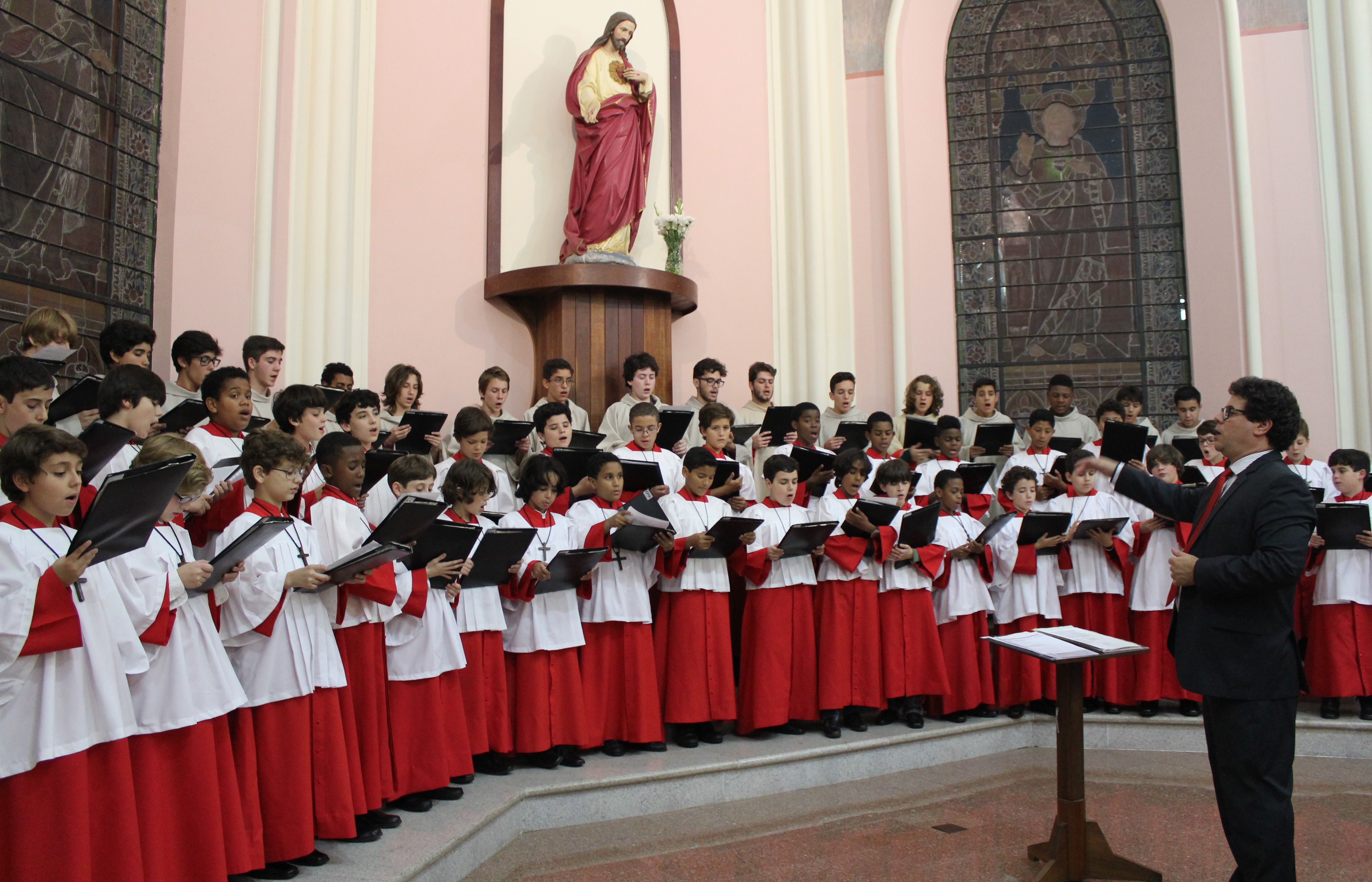 Canarinhos de Petrópolis se apresentam na Catedral São João Batista 