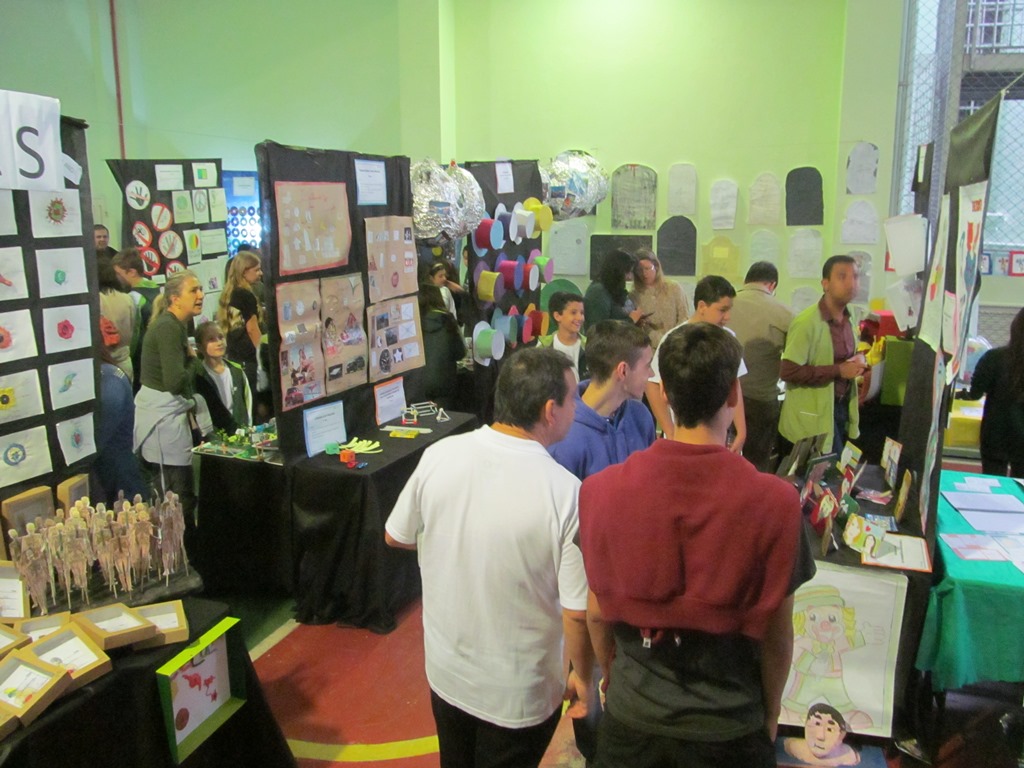 Mostra do Conhecimento realizada no Colégio Bom Jesus Rosário, em Paranaguá (PR).