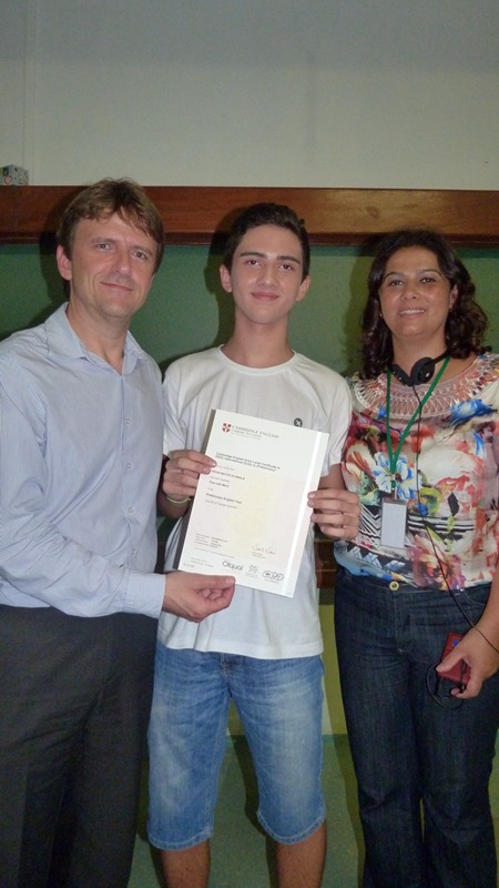 Aluno do Lace recebe o certificado do Exame Internacional de Cambridge.