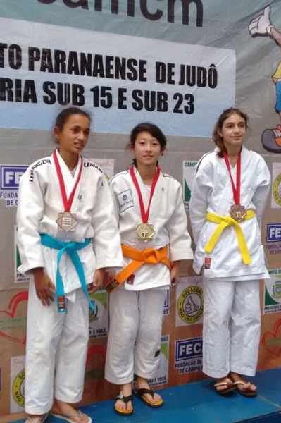Laura Soken (centro), campeã Sub-15 na categoria até 36kg