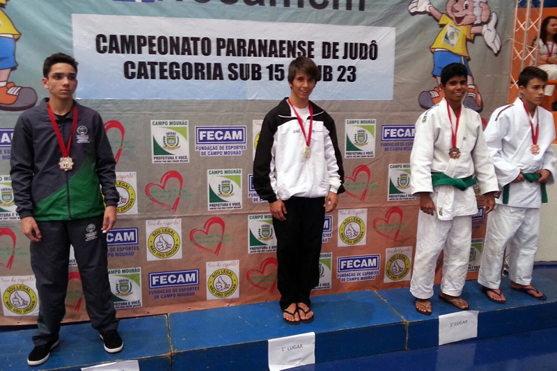 Luan Lizart (centro), campeão Sub-23 na categoria “Estímulo” até 55kg