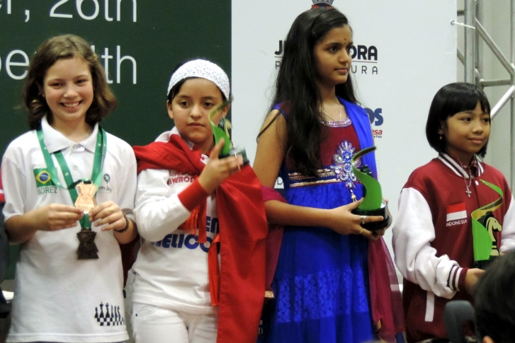 Gabriela Luísa Vicente Feller ao lado das finalistas estrangeiras.