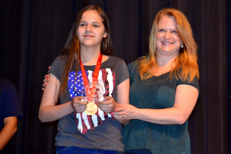 Ana Luiza Demétrio recebe o troféu William Glenn Whitley por obter o melhor desempenho da 17.ª Olimpíada Regional de Matemática.