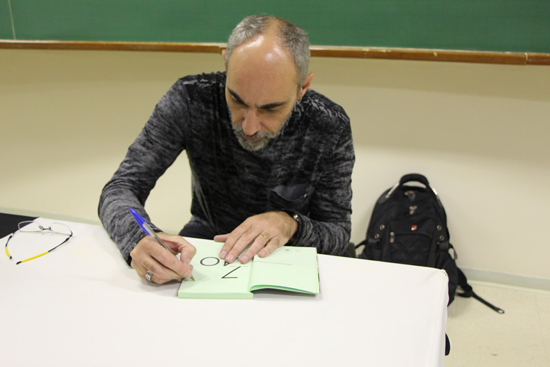 João Anzanello Carrascoza autografa o seu livro “Aos 7 e aos 40”.