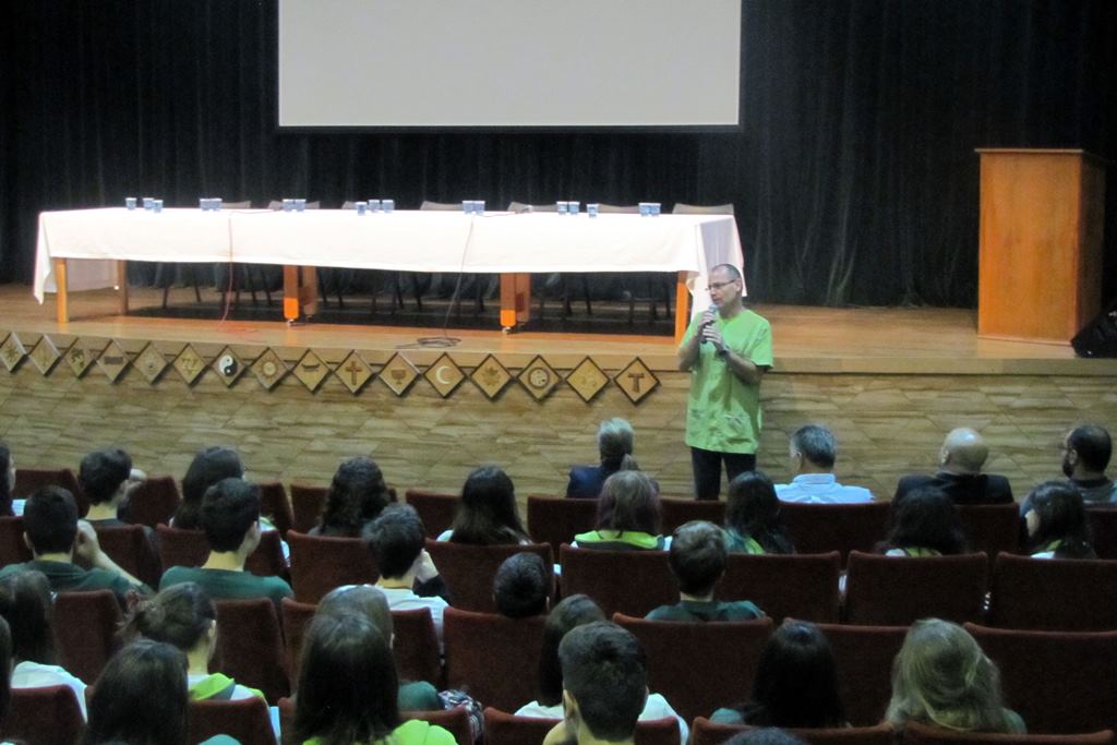 Mário Renato Longen, professor de Ensino Religioso do Grupo Bom Jesus, fala aos alunos do 9.º ano do Ensino Fundamental durante o evento.