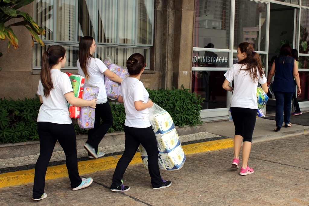 Alunos do Bom Jesus Lourdes arrecadaram cerca de 10 mil fraldas para o Hospital de Clínicas, em Curitiba (PR).