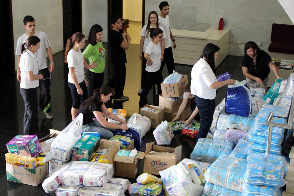 Alunos do Bom Jesus Lourdes arrecadaram cerca de 10 mil fraldas para o Hospital de Clínicas, em Curitiba (PR).
