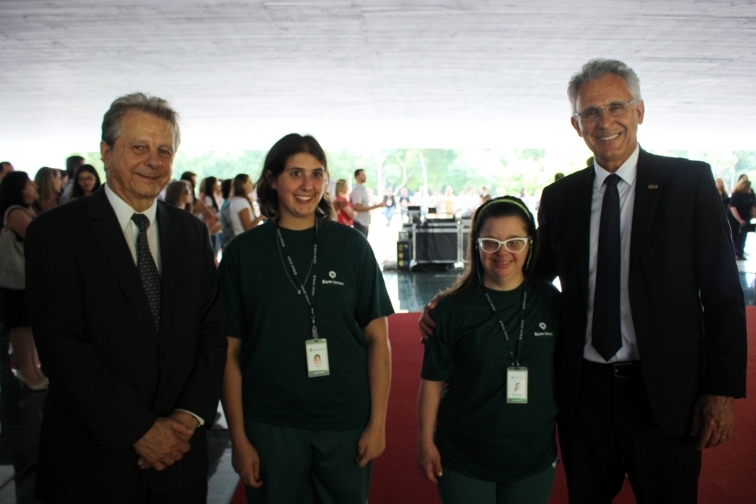 (E/D) O presidente da Copel, Lindolfo Zimmer, as alunas do Bom Jesus Escola Especial, Vitória Caputo e Maria Fatuch, e o diretor de Relações Corporativas da FAE, Paulo Cruz.