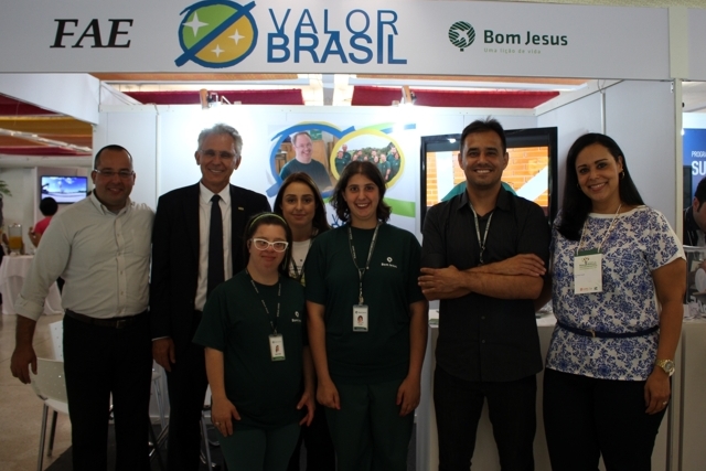 A equipe do Grupo Bom Jesus no stand da Valor Brasil.