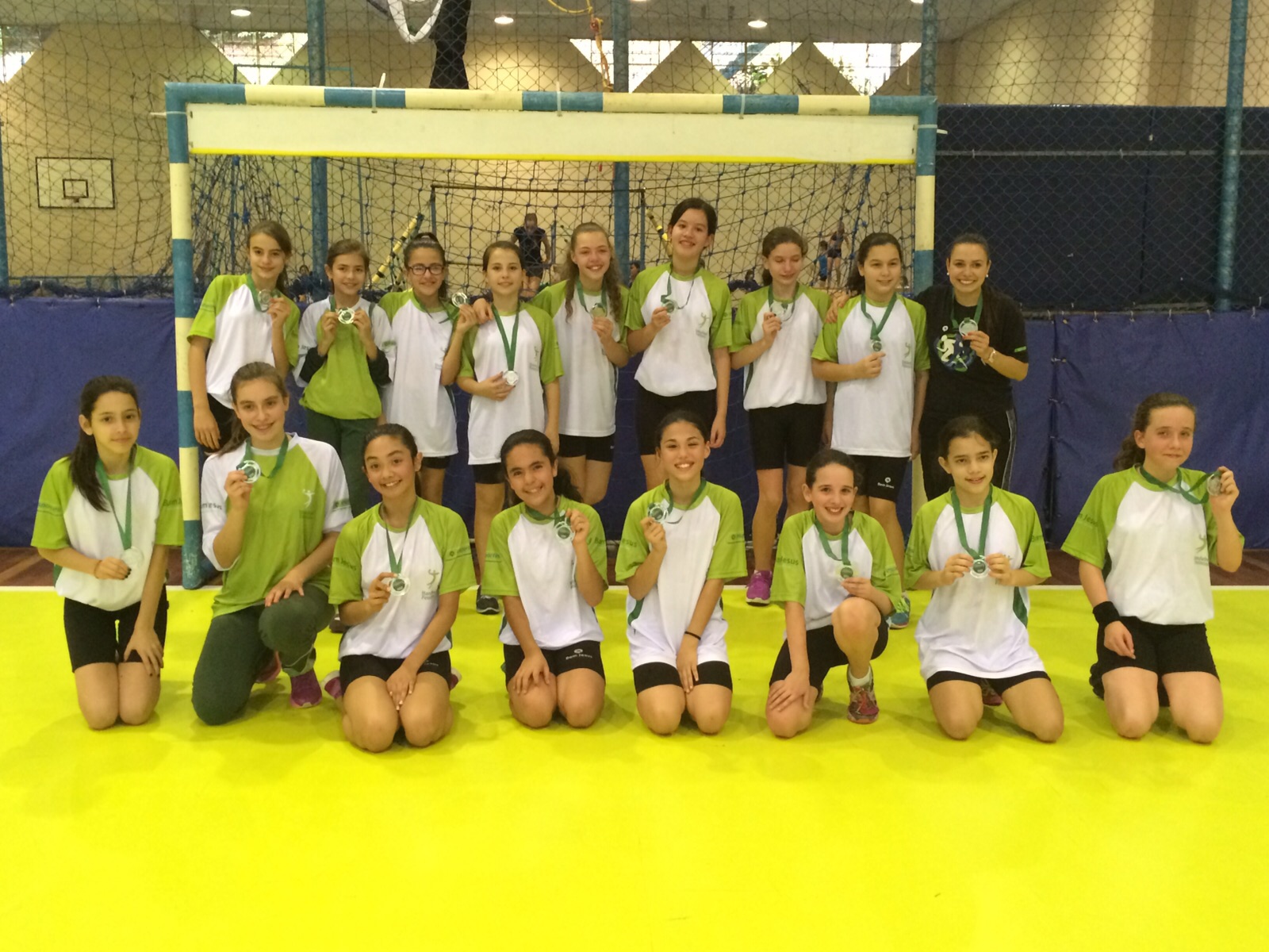 Atletas de handebol do Bom Jesus, categoria pré-mirim feminino, nos Jogos Escolares de Curitiba.