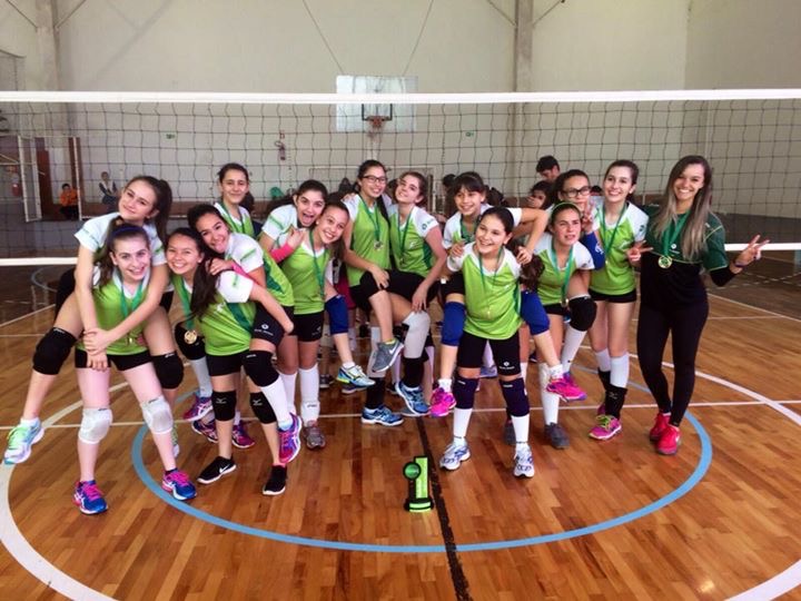 Atletas do voleibol do Bom Jesus, categoria pré-mirim feminino, nos Jogos Escolares de Curitiba.