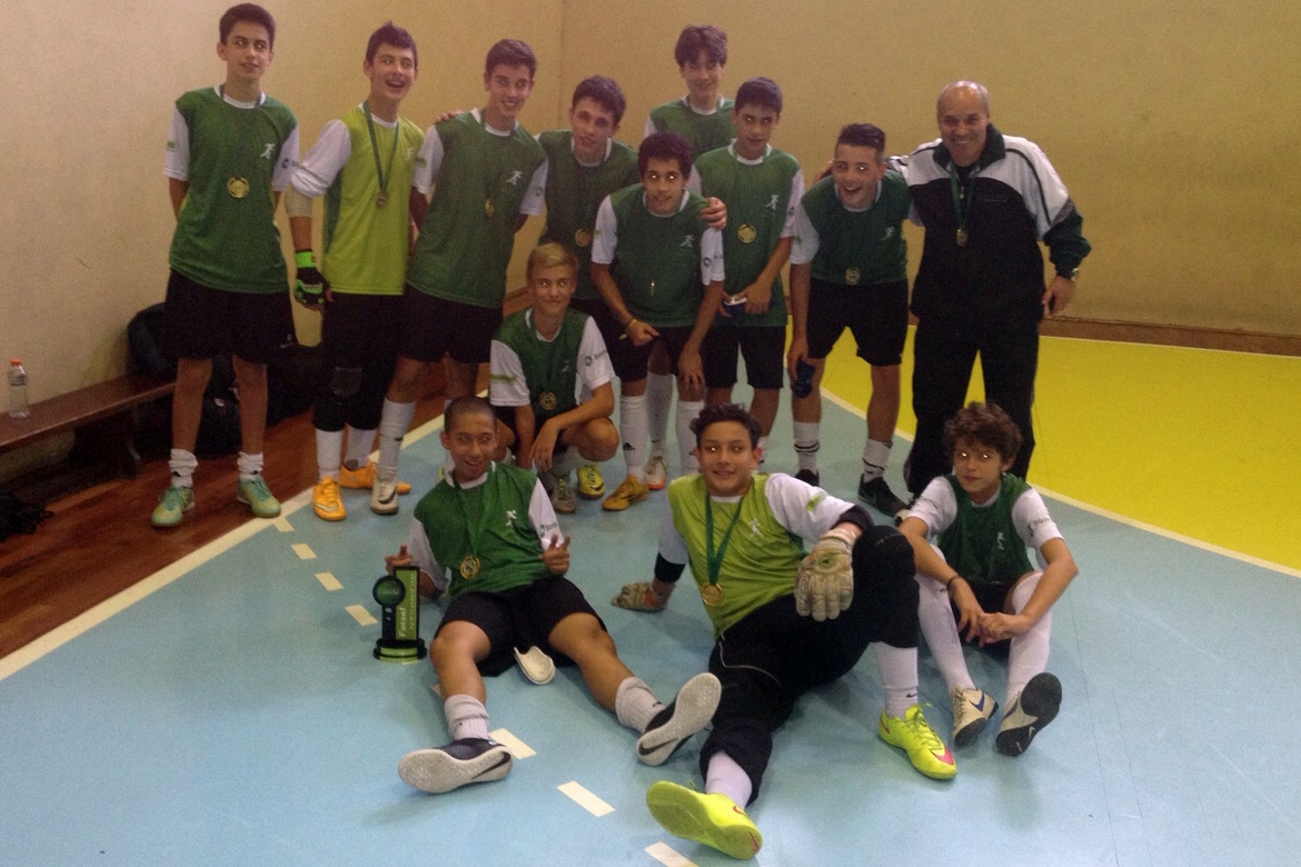Equipe de futsal masculino do Bom Jesus nos Jogos Escolares de Curitiba.