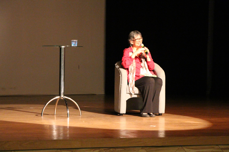 A escritora Ana Miranda no evento Mundo Livro, do Colégio Bom Jesus.