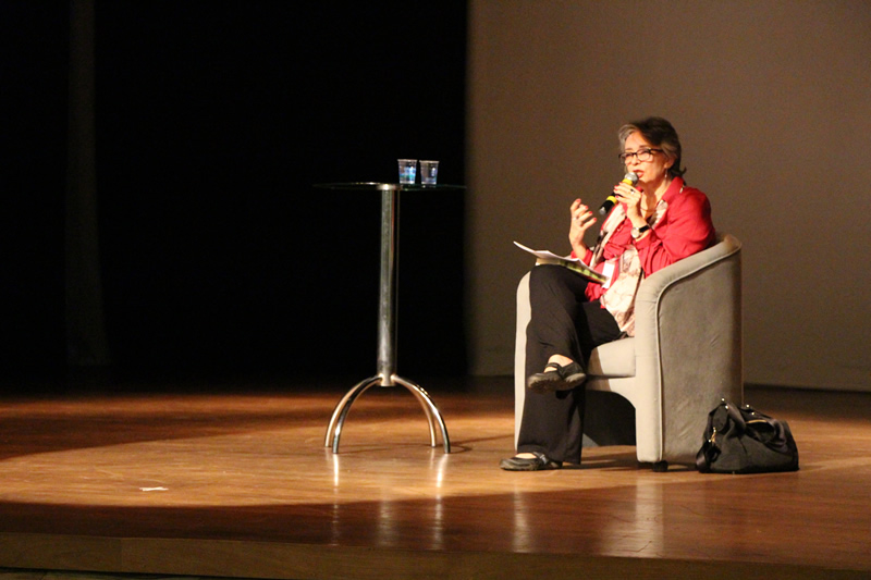 A escritora Ana Miranda no evento Mundo Livro, do Colégio Bom Jesus.