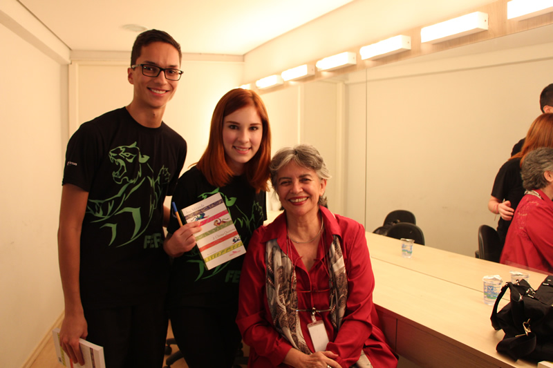 Alunos do Bom Jesus com a escritora Ana Miranda no camarim do Teatro Bom Jesus.