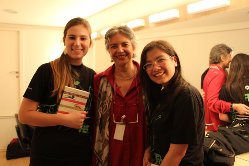 Alunos do Bom Jesus com a escritora Ana Miranda no camarim do Teatro Bom Jesus.