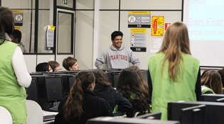 Estudantes de Stanford ensinam programação para alunos do Bom Jesus