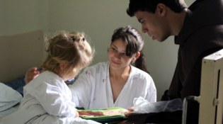 Crianças do Hospital de Clínicas recebem visita do Bom Jesus